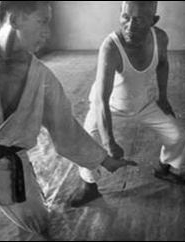 Грандмастер-Доджу Чой (Чхве) Йонг-Суль демонстрирует технику Дайто-рю Айки-Дзюдзюцу